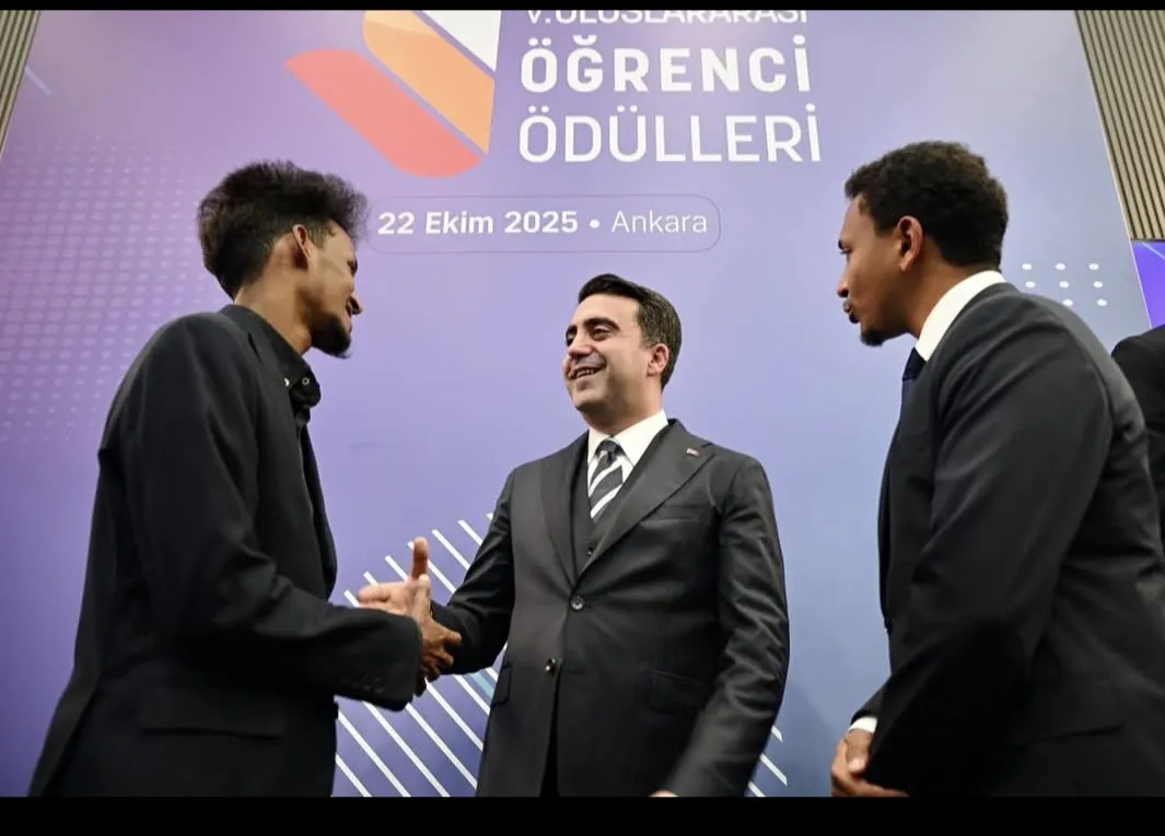 YTB BAŞKANI TURUS DAN ÖĞRENCİLERE ÖDÜL