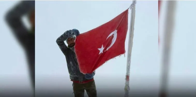 ELAZIĞLI SPORCU CUMHURİYET COŞKUSUNU ERCİYES'İN ZİRVESİNE TAŞIDI.