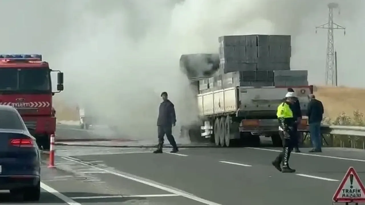 Haber: ELAZIĞ'DA SEYİR HALİNDAKİ TIR ALEV ALDI