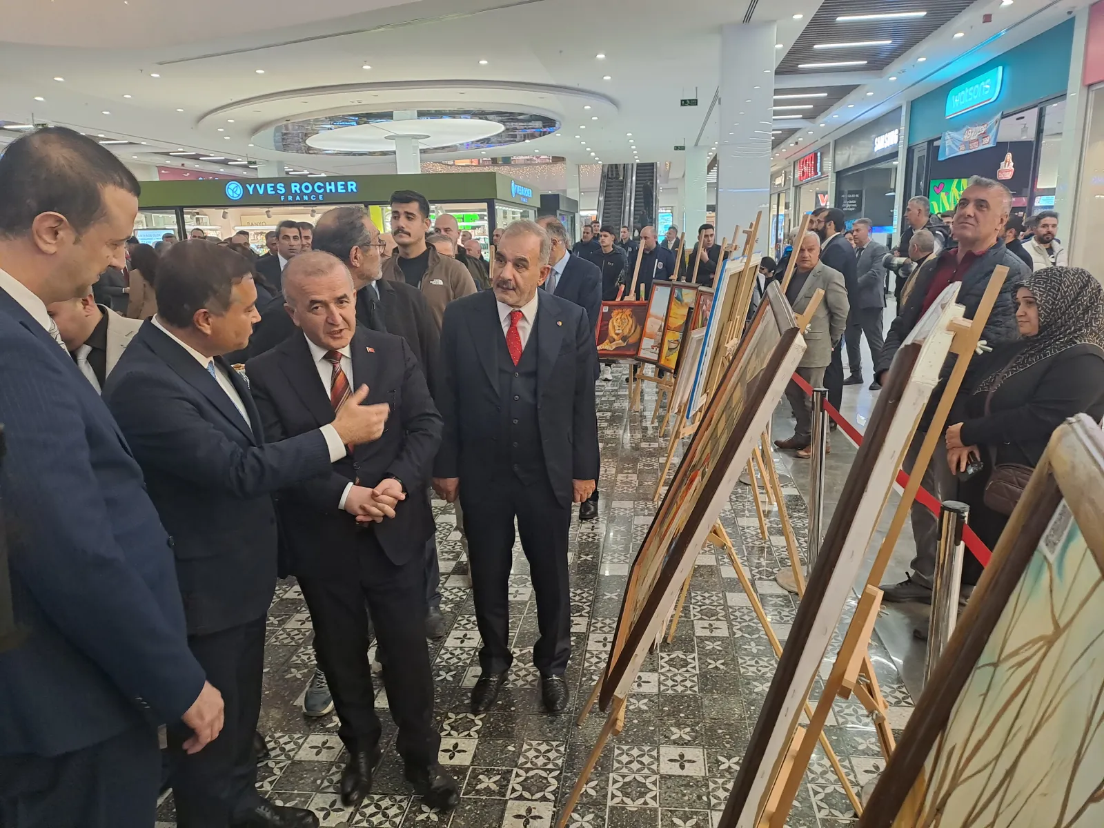 Manşet: HÜKÜMĹÜ VE TUTUKLULARIN YAPTIĞI SERGI ÇOK İLGİ ÇEKTI