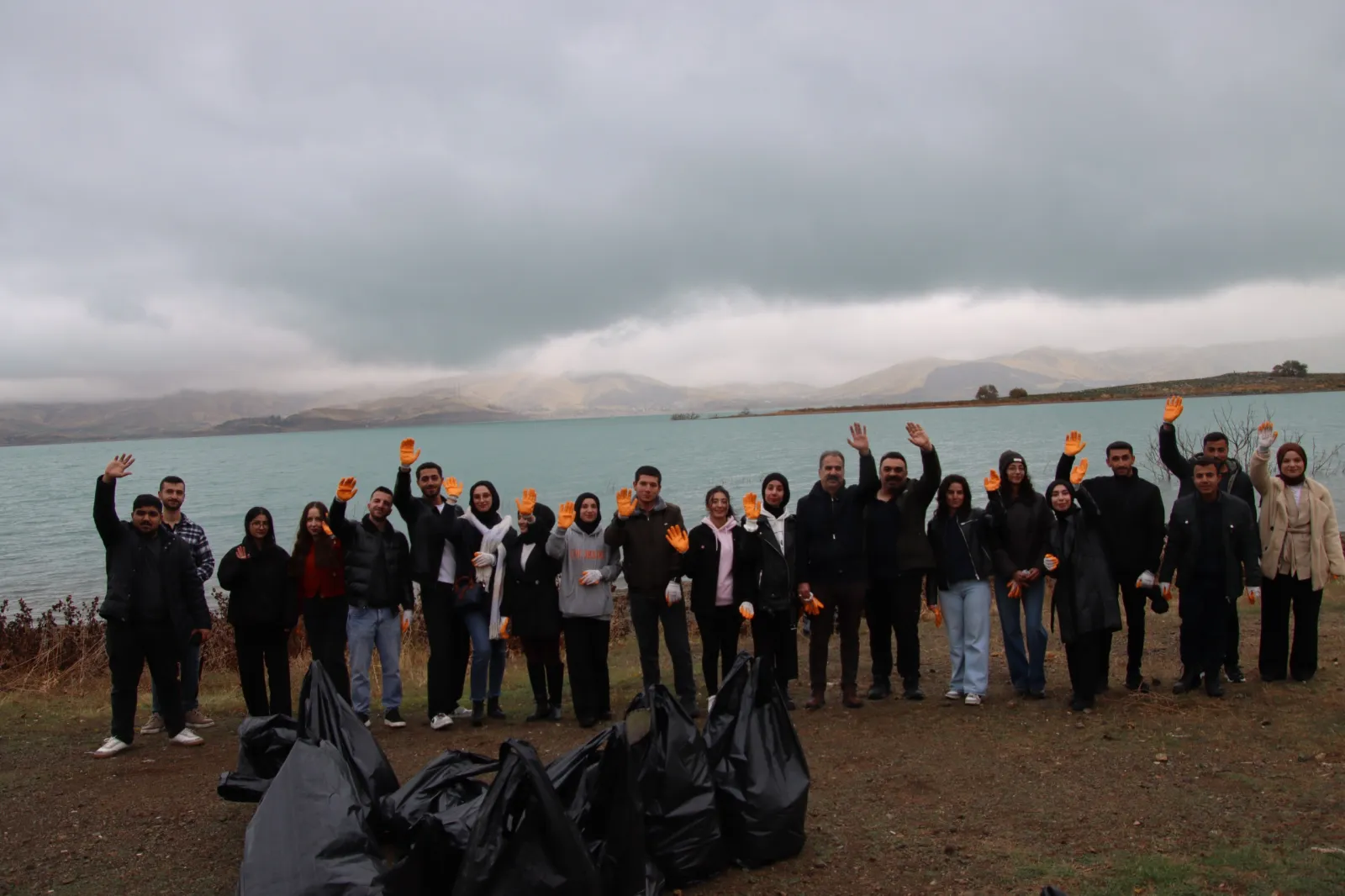 Manşet: SİVRİCE HAZAR GÖLÜ NEFES ALSIN SLOGANIYLA ÜNİVERSİTELİLERDEN ANLAMLI TEMİZLİK PROJESİ