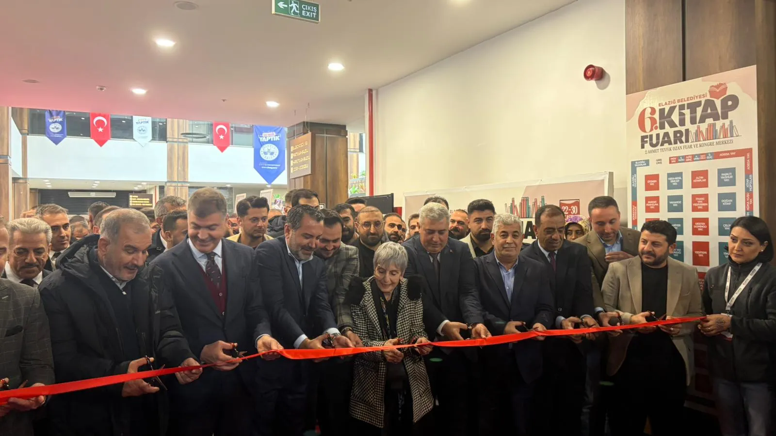 ELAZIĞ KITAP  FUARI  AHMET TEVFİK KONGRE MERKEZİNDE YAZARLAR OKUYUCU İLE BULUŞUYOR.