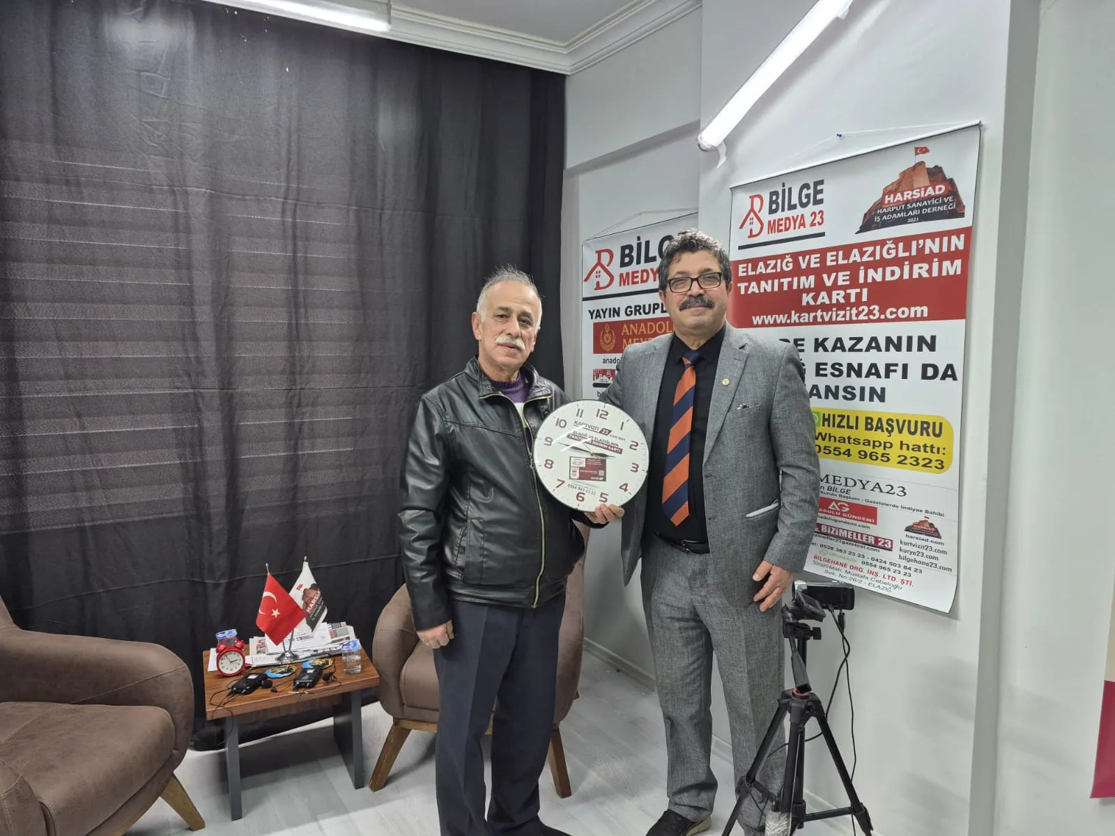 Manşet: KARTVİZİT23’ÜN HEDİYE DUVAR SAATİ TESLİM ALINDI