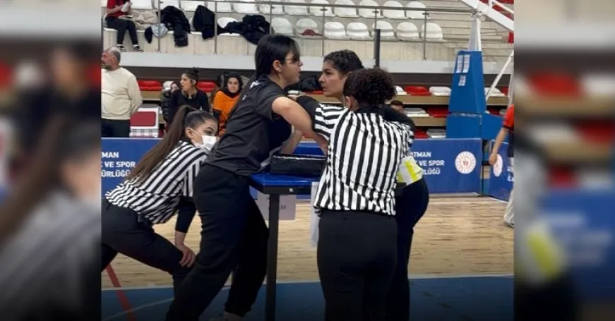 Manşet: ELAZIĞ'A BİLEK GÜREŞİNDE AYNI ANDA 3 MADALYA