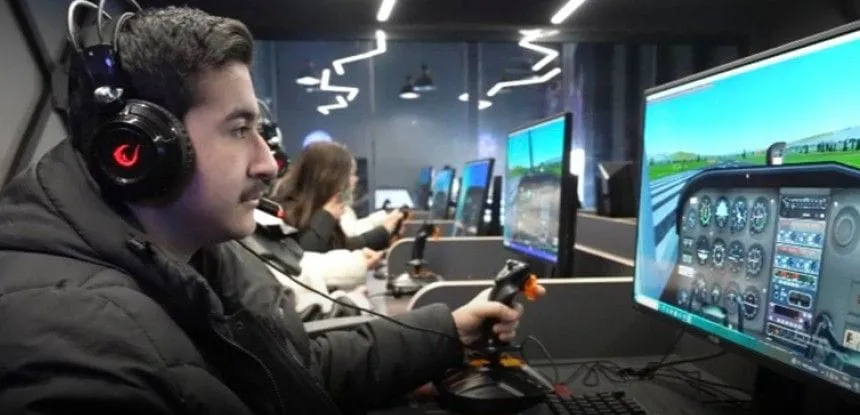 ELAZIĞ BELEDİYESİ E-SPOR MERKEZİ, UÇUŞ SİMÜLASYONU DENEYİMİYLE TEKNOLOJİYİ YAKINDAN TAKİP ETMEYE DEVAM EDİYOR