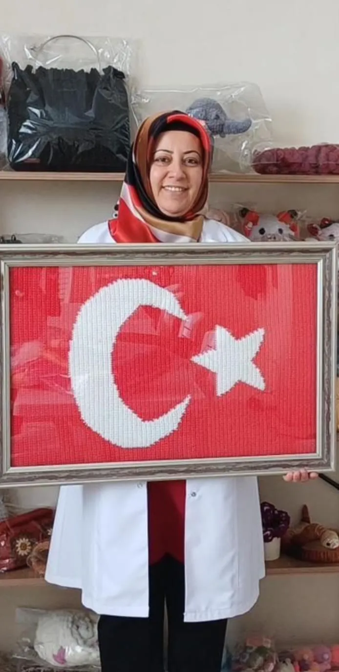 ELAZIĞ'DA BİR İLK: TIĞ İŞİYLE TÜRK BAYRAĞI ÖRÜLDÜ