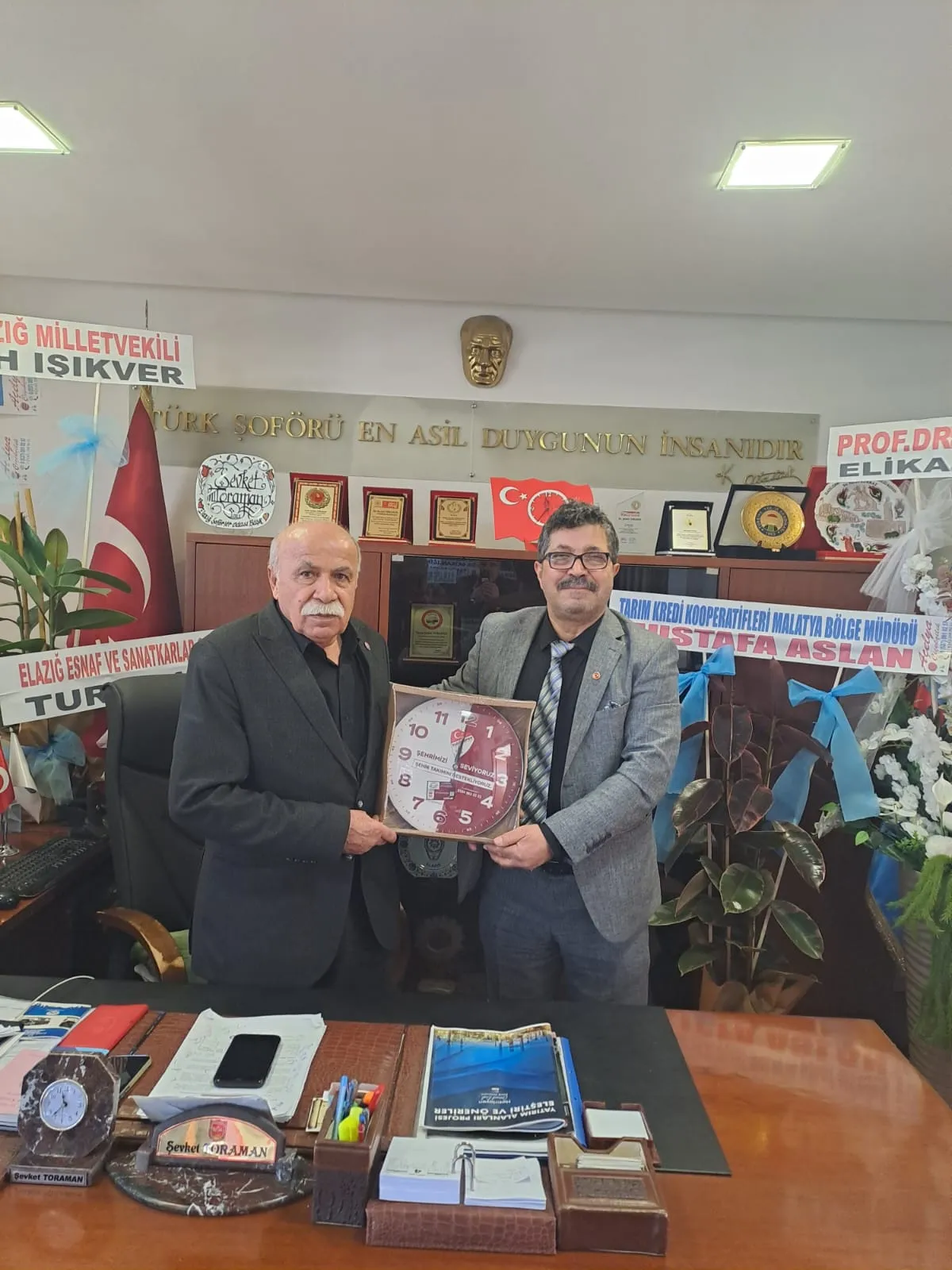 Video: BİLGE MEDYA 23 GRUP BŞK HASAN BİLGE'DEN ELAZIĞ ŞOFÖRLER ODA BAŞKANINA ZİYARET