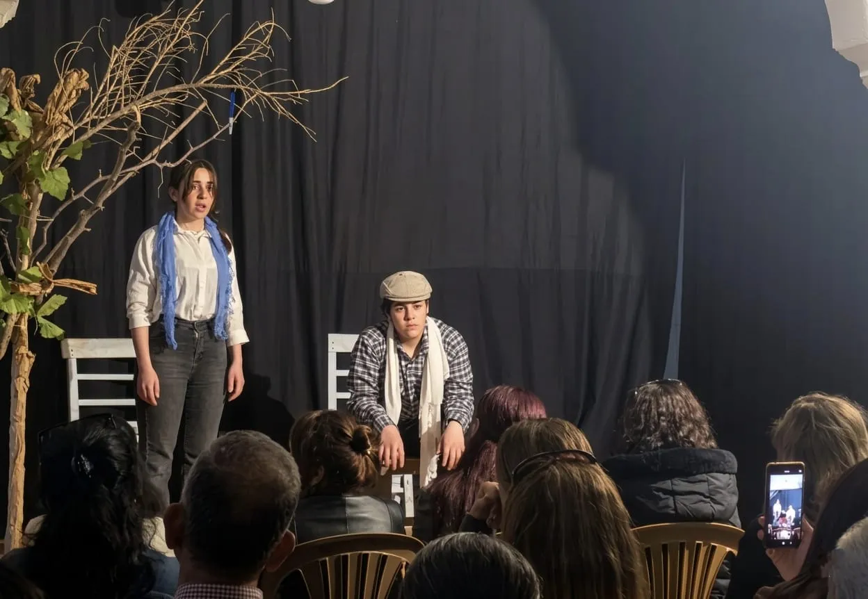 Manşet: EPİK SANAT TİYATROSU HATAY’DA YAŞANAN BÜYÜK FELAKETİN ARDINDAN TÜM ZORLUKLARA RAĞMEN ÜRETMEYE DEVAM EDİYOR.