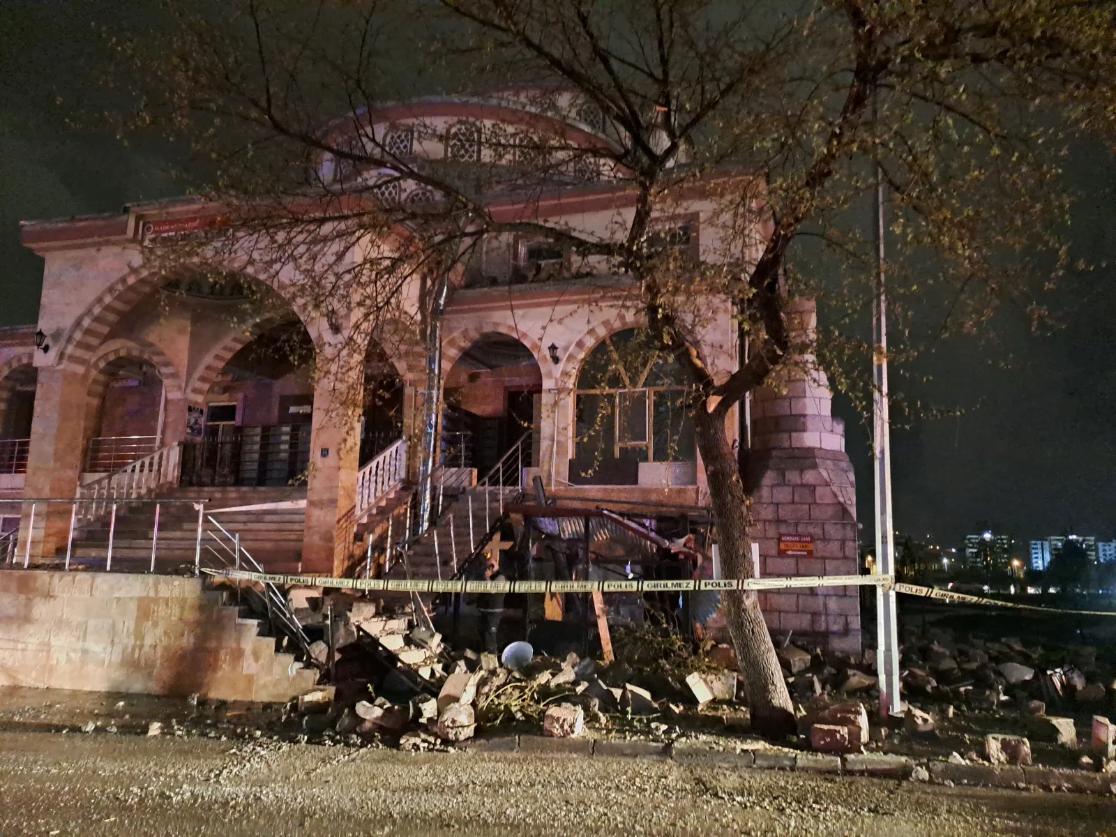 ELAZIGDA SÜRSÜRÜ MERKEZ CAMİ MİNARESİNE YILDIRIM DÜŞTÜ