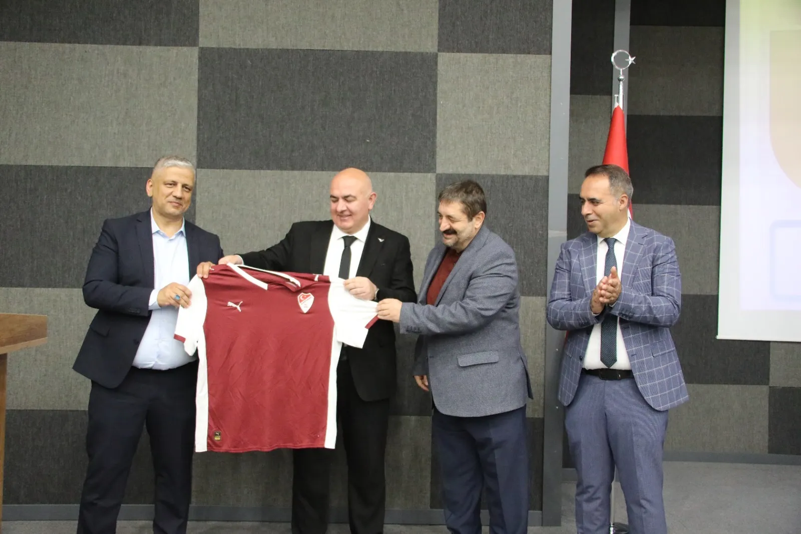 Manşet: EĞİTİMCİ VE YAZAR TAHSİN AYDIN, ÖĞRENCİLERLE BULUŞTU