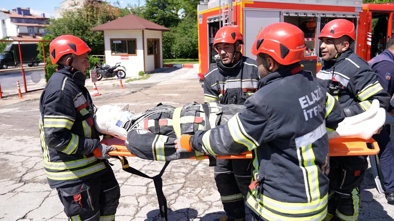 Manşet: ELAZIĞ BELEDİYESİ İTFAİYESİNDEN ELEKTRİKLİ ARAÇ YANGINLARINA MÜDAHALE EĞİTİMİ