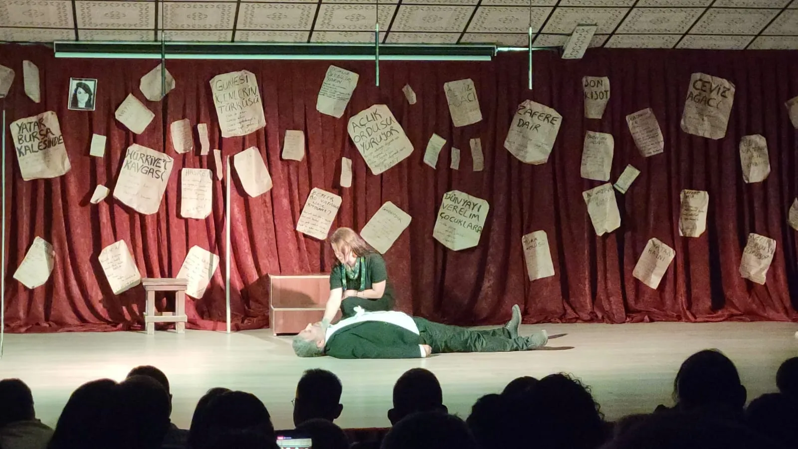 Manşet: HATAY’DA SANATIN DİRENİŞİ: “YAŞAMAK ŞAKAYA GELMEZ” AYAKTA ALKIŞLANDI