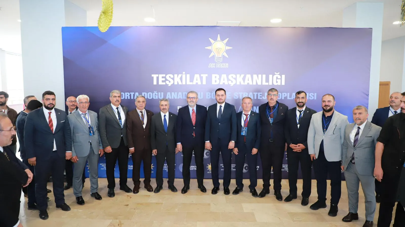 Manşet: VAN’DA GÜÇLÜ TEŞKİLAT BULUŞMASI: AK PARTİ ELAZIĞ HEYETİ TAM KADRO KATILDI