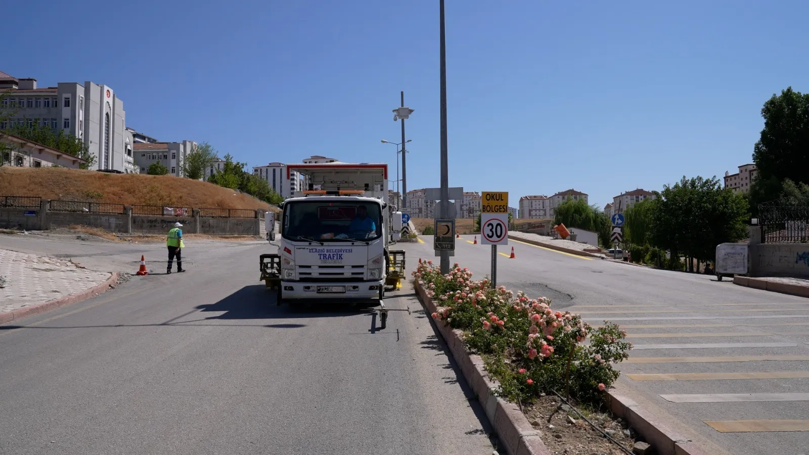 Manşet: YENİLENEN YOLLARDA YOL ÇİZGİ ÇALIŞMASI
