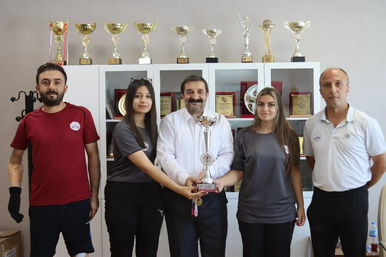 Manşet: SÜPER GRUP’TA ŞAMPİYON OLAN ELAZIĞ BELEDİYESPOR MASA TENİSİ KADIN TAKIMI SPORCULARINDAN ZİYARET