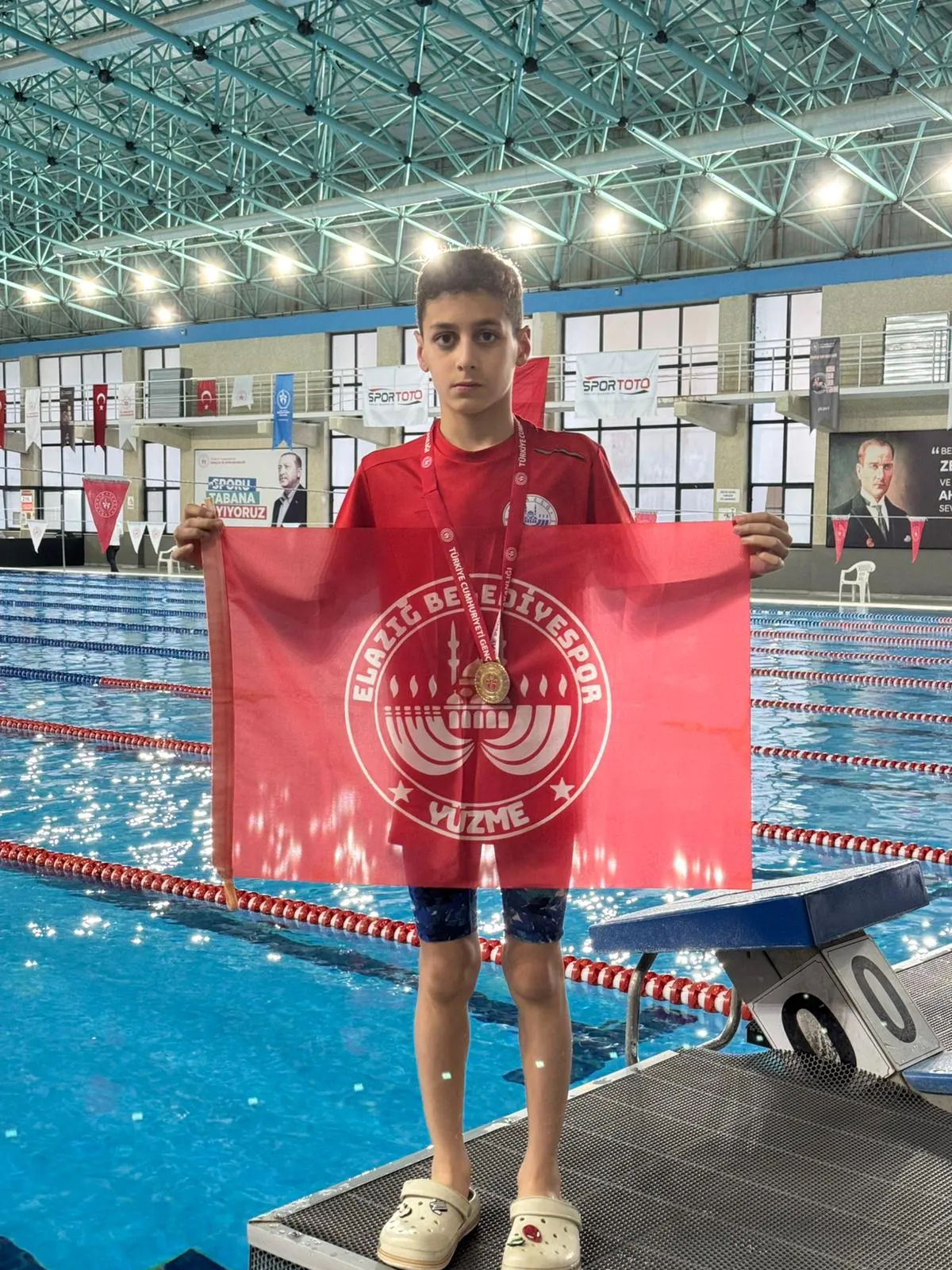 Manşet: ELAZIĞ BELEDİYE SPOR KULÜBÜ SPORCUSU MUHAMMED YASİR ÖZDAYI, SEM BARAJLARINI GEÇEREK ELAZIĞ'DA YÜZMEDE BİR İLKE İMZA ATTI