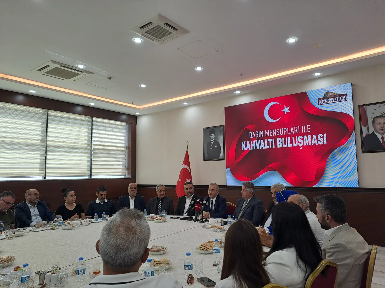 Manşet: ELAZIĞ VALİSİ BASIN MENSUPLARINA KAHVALTI VERDİ
