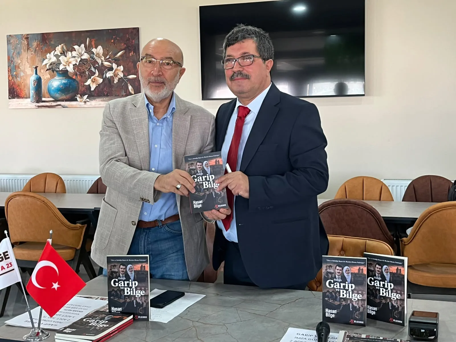Trend Haber: HASAN BİLGE’NİN “ELAZIĞ’LI GARİP VE BİLGE” KİTABINA YOĞUN İLGİ